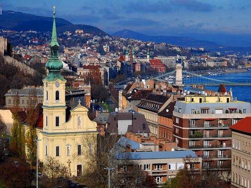 你觉得布达佩斯推出摩天轮饭店，是否会受到大众的青睐？