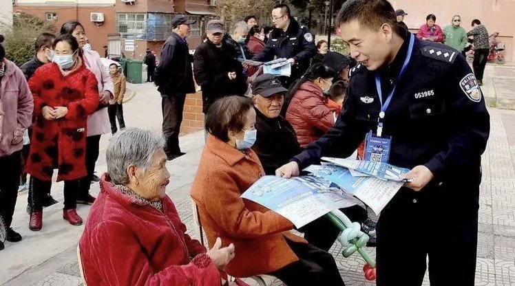 安徽一老奶奶偷钱包被抓竟甩锅给孙子，如何站在法律角度看待此事？