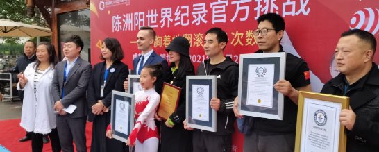成都柔术女孩一天连破三项世界纪录，她的身段到底有多柔软？