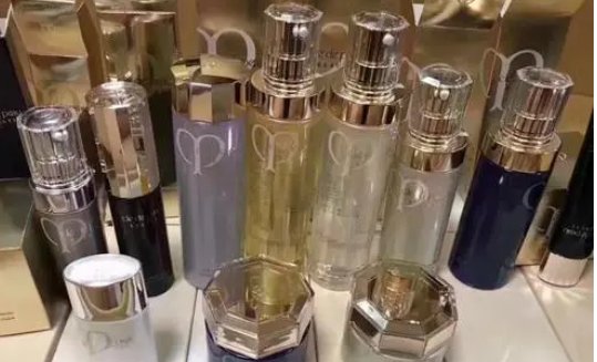 化妆水变成乳白色是什么原因？