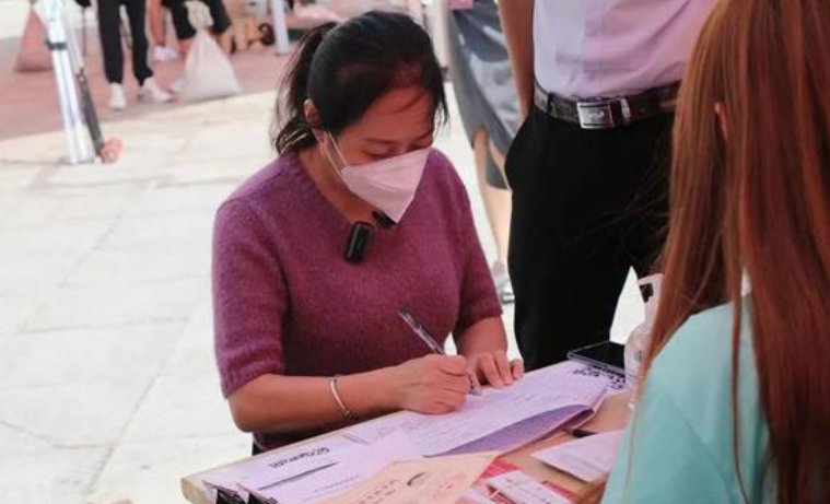 潍坊54岁妈妈考入女儿母校，变身“学妹”，背后有着怎样的励志故事？