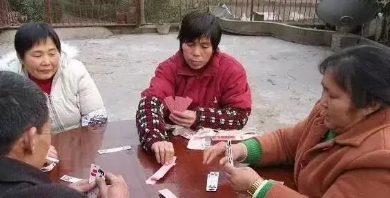 老婆没事的时候就知道打牌，我该怎么劝她才好呢？