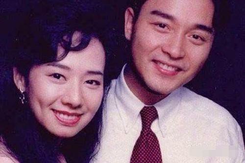 泪目！张国荣逝世16年，唐鹤德满头白发看霸王别姬，他这些年究竟怎么过的？