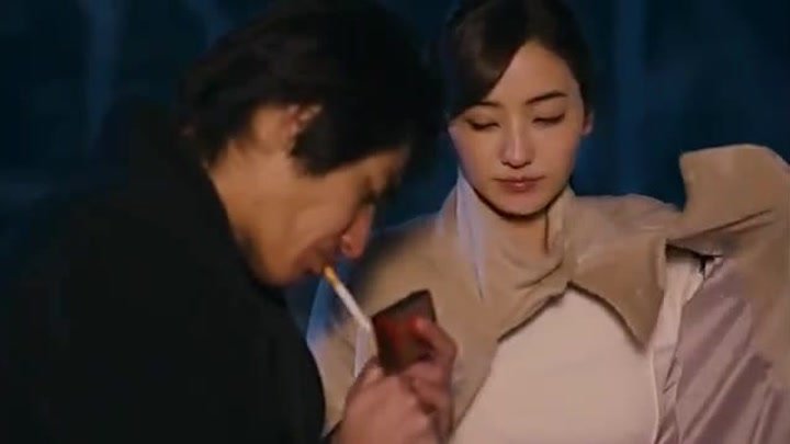 请问这是什么电影？一个男的点烟，女的用衣服帮他遮挡风