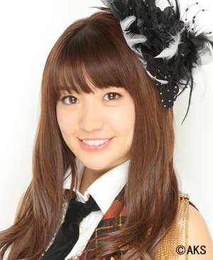 请问图片中带头穿黑衣服的妹子是akb48中哪位成员？