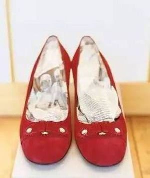 新买的高跟鞋皮质很硬，怎样可以让皮软些？