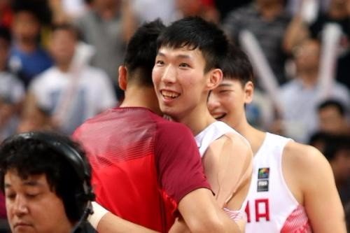 男篮周琦“压力大”，妻子也祈求网友宽恕，为何对他的网络暴力特别严重？