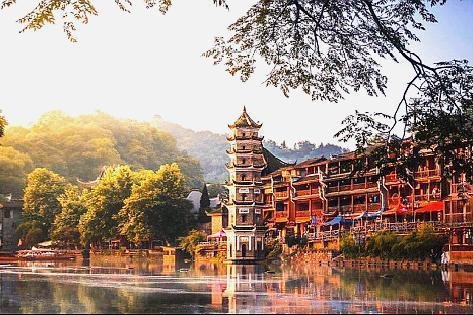 凤凰古城位于哪个省份？是一座怎么样的古城？