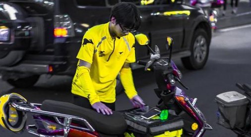 外卖小哥协助警察猛追酒驾男，现在的外卖小哥为何如此热心？