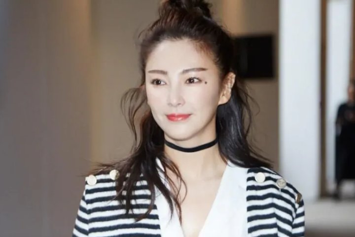 张雨绮比李柄熹大多少？,