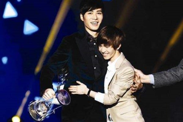 郭敬明曾为陈学冬庆生，他俩是什么关系？