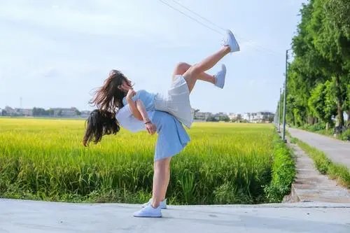 安徽毫州女子晕倒闺蜜鞋都没穿好赶来救人，你羡慕这种感情吗？