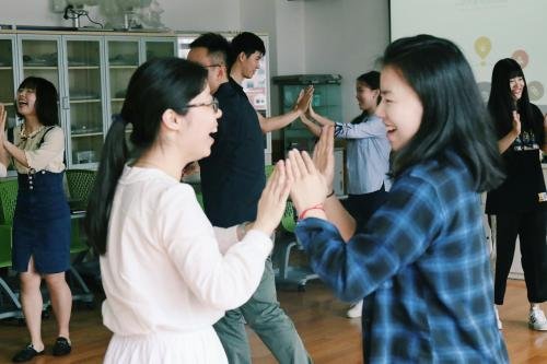 2岁男童两分钟遭老师掌掴8次，老师该如何来教育学生？