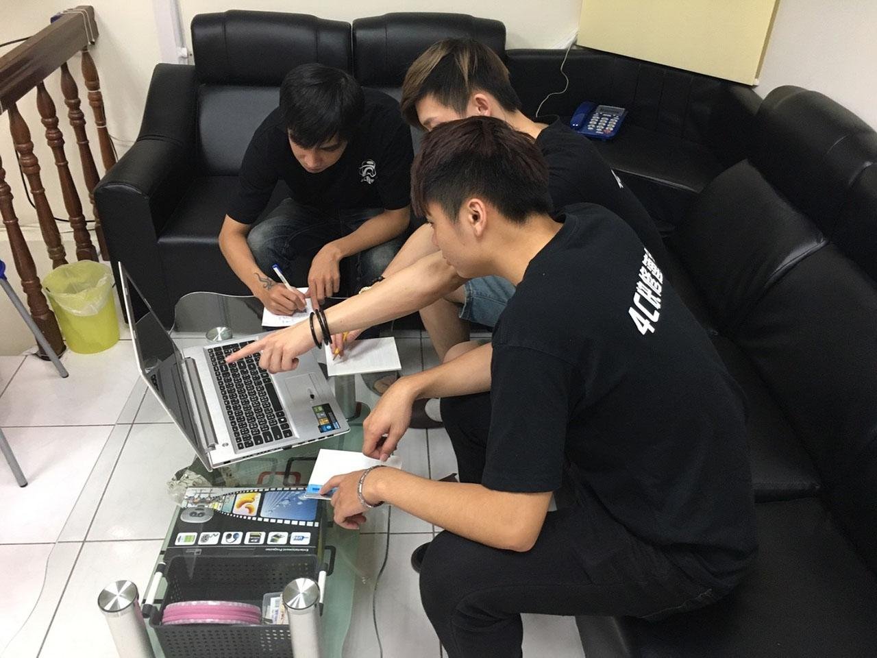 上海一男子修电脑想带走旧主板被要求原价购买，男子该如何维护自己的利益？