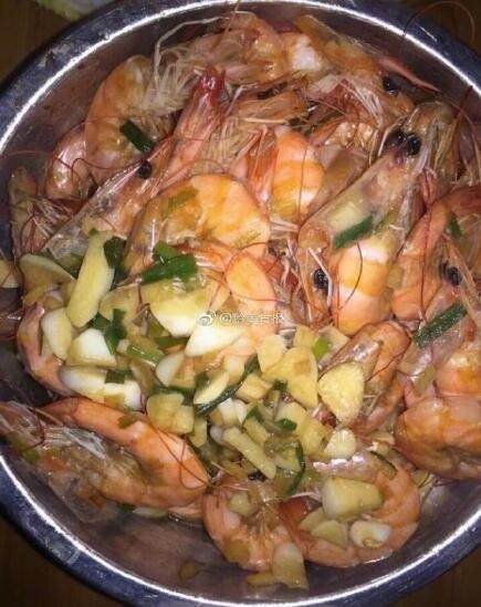 如何看待女孩带男朋友回老家，男朋友嫌奶奶做菜不干净？