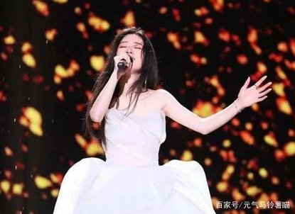 被李健劝告要踏实学习的单依纯在被淘汰后，为什么会被“绿茶”字样包围？