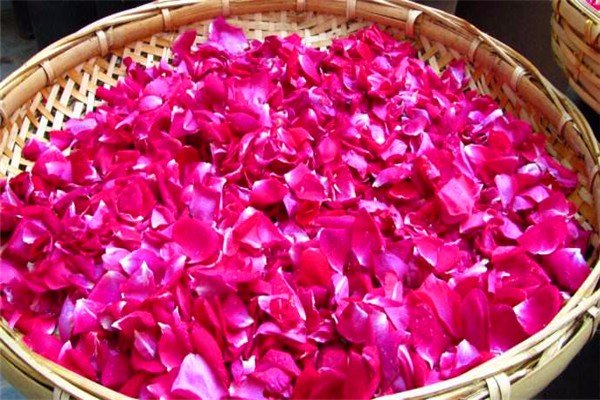 怎么制作干玫瑰花瓣？