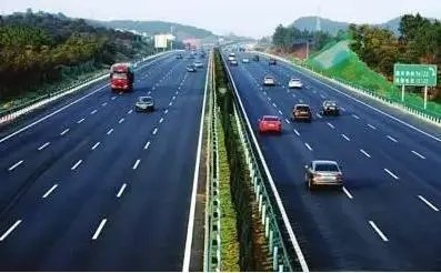 高速行驶的车辆被闪电余波击中，我们在驾车时遇到这种情况该咋办？