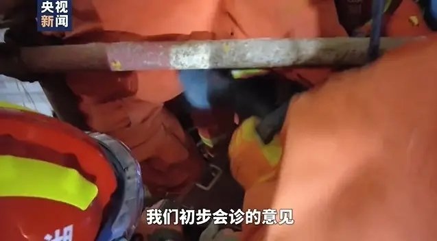 想大口喝矿泉水的女孩双腿保住了，情况稳定，她身上有着怎样坚韧的精神？