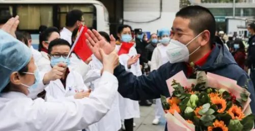 上海疫情下，癌症晚期患者终于和老伴相拥在一起，老年人最看重的是什么？