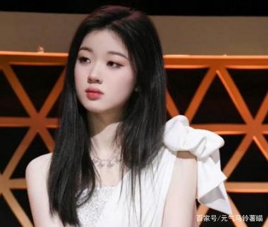 被李健劝告要踏实学习的单依纯在被淘汰后，为什么会被“绿茶”字样包围？