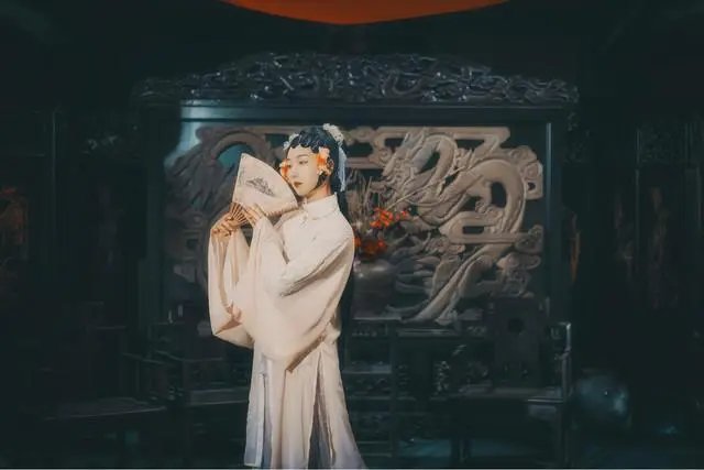 台上人走过不见旧颜色什么歌