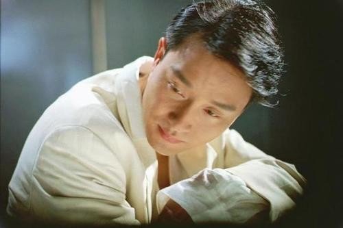 泪目！张国荣逝世16年，唐鹤德满头白发看霸王别姬，他这些年究竟怎么过的？