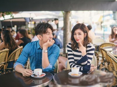 贾静雯化身理发师全家换新发型，她的技术怎么样？