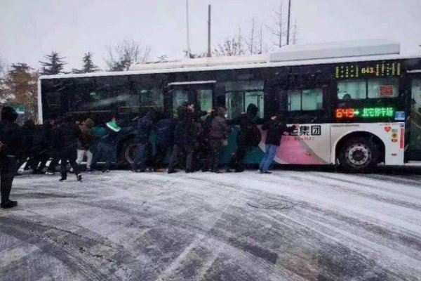 沈阳轻轨雪地趴窝，轻轨的司机是怎么做的？