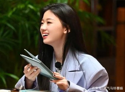 被李健劝告要踏实学习的单依纯在被淘汰后，为什么会被“绿茶”字样包围？