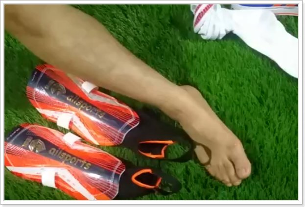 足球护腿板的正确戴法