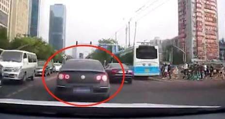 如何看待别车泼咖啡男子被提起公诉这件事？