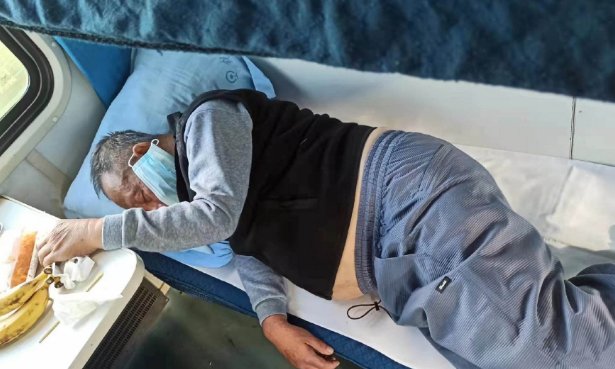 流浪街头的破产董事长已被儿子接回，昔日董事长是如何变成流浪汉的？