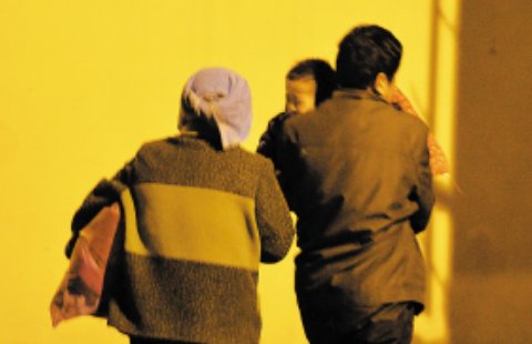 青岛一垃圾桶上，惊现一名女婴，背后究竟有什么难以启齿的艰难？