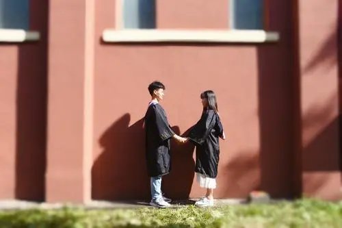 山东一高校女生对一男生下跪，女生为何这么做？