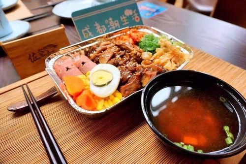 上海一老板带员工剪寸头只因外卖有头发，你觉得有必要吗？