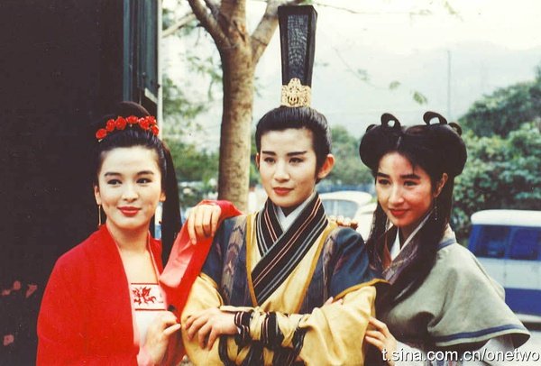 一部很早的电影一个男的吃了颗药，小弟弟没了，然后刚好和一群女的一起练玉女剑法什么的，记不太清了！