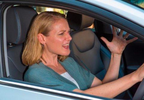 银川一女司机路怒，将车停在马路中间，此做法有什么样的危险？