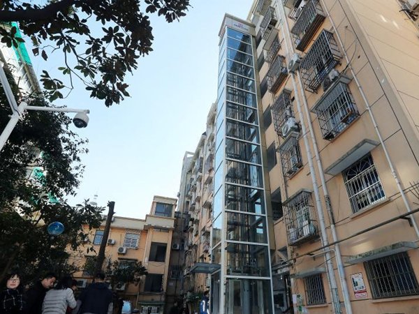 小区电梯突然失灵，女子从28楼直坠14楼，遇到这种情况该如何自救？