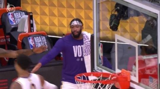 浓眉击掌被库兹马无视后，作何反应？