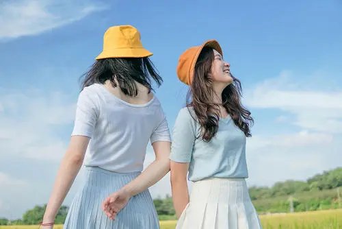 安徽毫州女子晕倒闺蜜鞋都没穿好赶来救人，你羡慕这种感情吗？