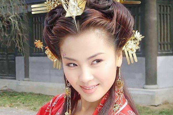 艳绝人寰的花蕊夫人夹在三个男人中间，为何最后被一箭射死？