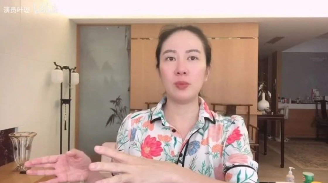 在娱乐圈中，有哪些明星是塑料姐妹花？