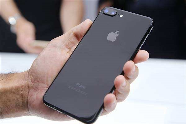 iPhone11今日开卖绿色紫色已无现货，都说抵制苹果为何还能有这么高的销量？