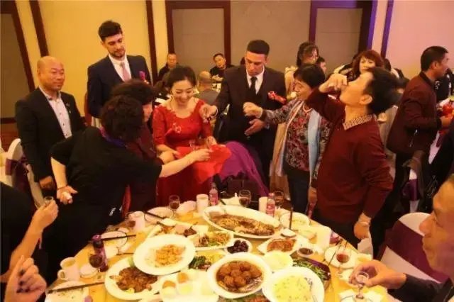 孩子满月，婆家40多人盛装送儿媳回娘家，你对这一幕最大的感触是什么？