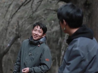 丁真与老板合照充满故事感，他们二人的相处模式是怎么样的？