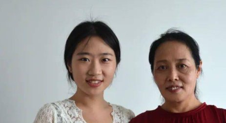 54岁妈妈考上女儿母校，成女儿学妹！这位妈妈为何执着考大学？