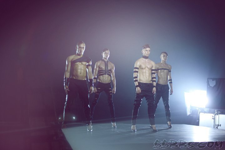 穿12吋高跟鞋唱歌的男组合