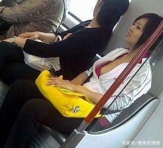 女子地铁上被男子多次触碰，持续三分多钟，女子默默忍受，你怎么看？