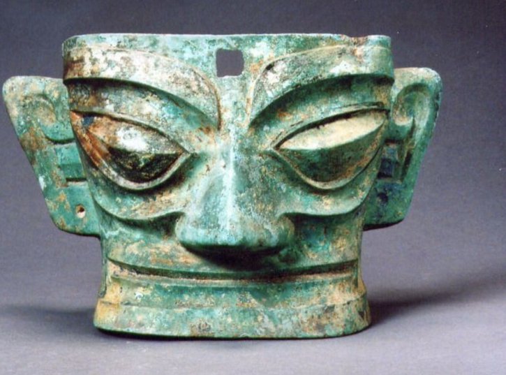 三星堆8号坑发现近60件金叶，三星堆为何会有如此多的文物宝藏？